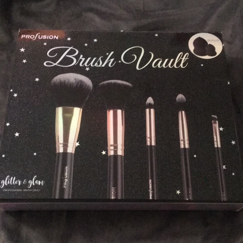 NWOT Profusion Brush Vault